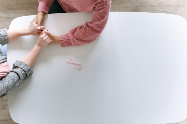 Troska w kolorze różu: październik miesiącem świadomości raka piersi